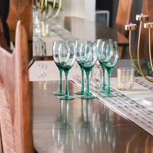 Elegant Green Wine Glass Set